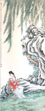 中国の伝統芸術 Painting - 柳の下の女性 張翠英 繁体字中国語